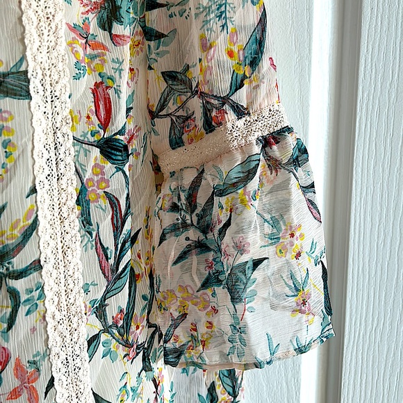 Lauren Conrad Boho Floral Cream Colored Wispy Keyhole Short Sleeve Top *Size L* - Picture 4 of 6